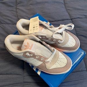 NWT Adidas Rivalry low women’s sneakers - size 8.5